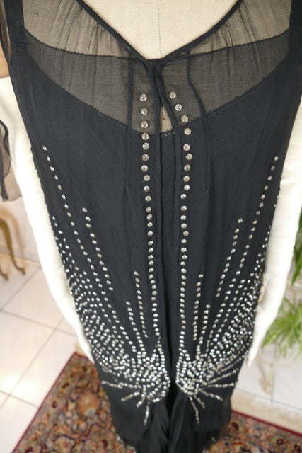 Antikes Abendkleid aus schwarzem Seidenchiffon mit Strasssteinen, ca. 1928