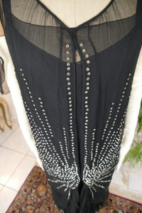 Antikes Abendkleid aus schwarzem Seidenchiffon mit Strasssteinen, ca. 1928