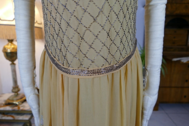 Antikes seidenes, perlenbesetztes Cocktailkleid, ca. 1926