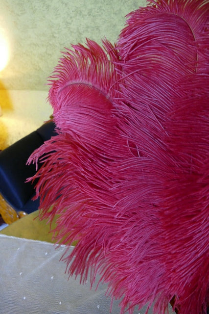 Éventail en plumes d'autruche rouges, années 1920