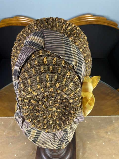 Haube mit gelbem Band, ca. 1860