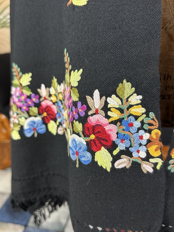 Wollschal mit gestickten Blumenmotiven, ca. 1900
