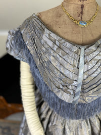 Antikes Biedermeier Abendkleid ca. 1845 – Österreichisches Brokatkleid