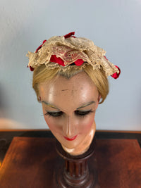 Viktorianische Spitzenhaube mit roten Bändern, England, ca. 1870