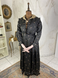 Antikes graues Seidenkleid mit Blumenmuster, ca. 1916