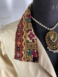 Antiker Wildseiden-Staubmantel, 1920er Jahre – Indische Stickerei & Spiegeldetails