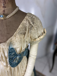 Abendkleid aus Chantilly und himmelblauem Satin, ca. 1914