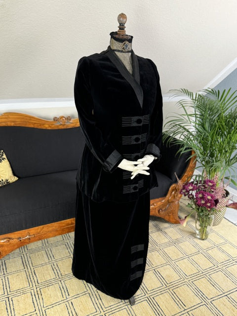 1910 Linker & Cie black velvet walking dress with decorative trimmings, front buttons and long skirt, antique gown