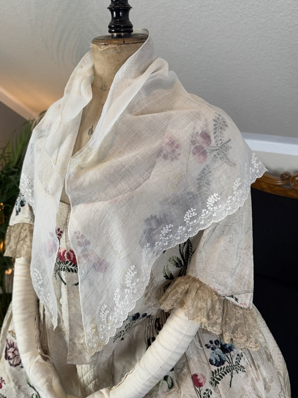 Rokokodamen-Musselin-Fichu-Schal, England, ca. 1785–1790