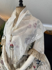 Rokokodamen-Musselin-Fichu-Schal, England, ca. 1785–1790