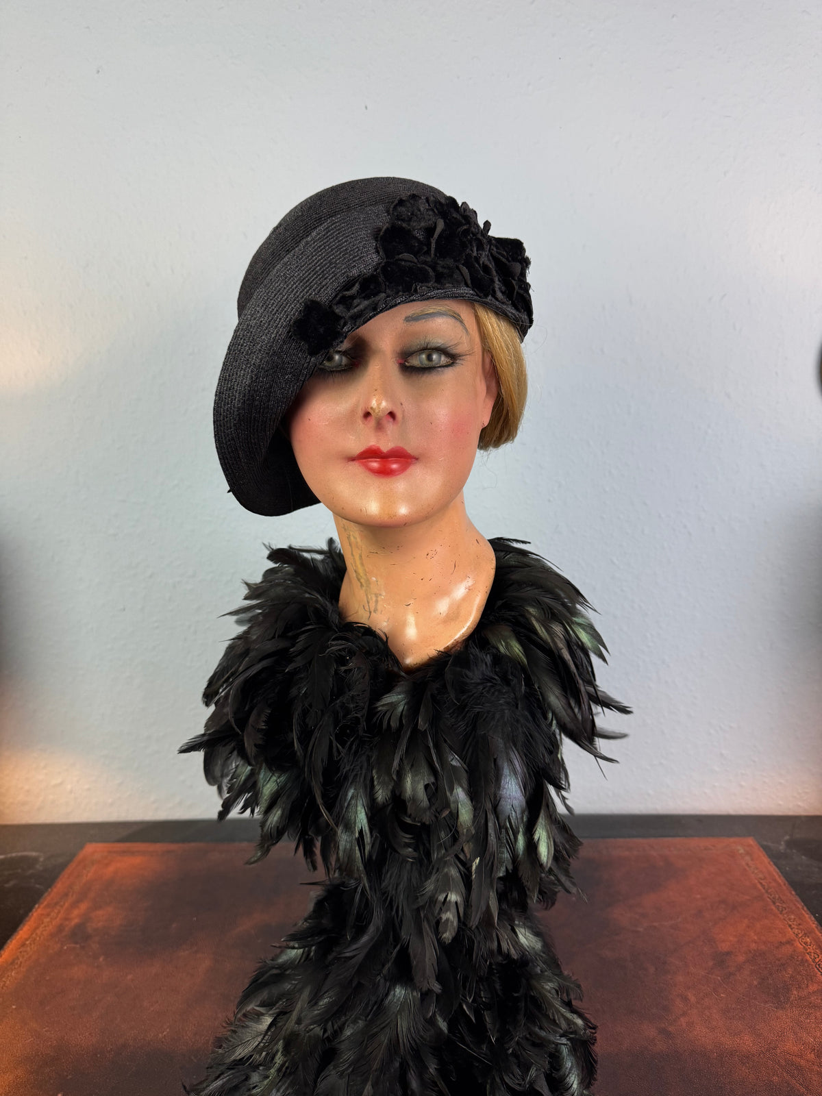 Elegant asymmetrical English 1920s straw hat with velvet appliqués, black silk lining, excellent condition