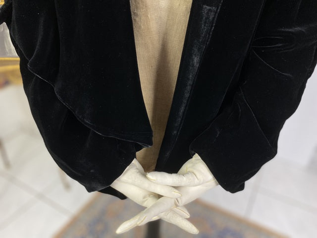 Antike schwarze Samtjacke, England, ca. 1928 – Plissierte Schultern & Asymmetrische Vorderseite