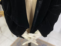 Antike schwarze Samtjacke, England, ca. 1928 – Plissierte Schultern & Asymmetrische Vorderseite