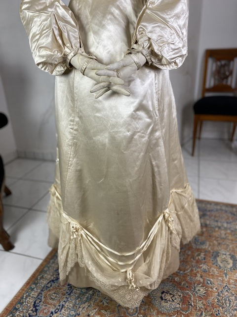 Antikes Hochzeitskleid aus Seide, ca. 1901