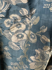 Robe à la Française aus blauem und cremefarbenem Seidendamast – authentisches Kleid aus dem 18. Jahrhundert, ca. 1770