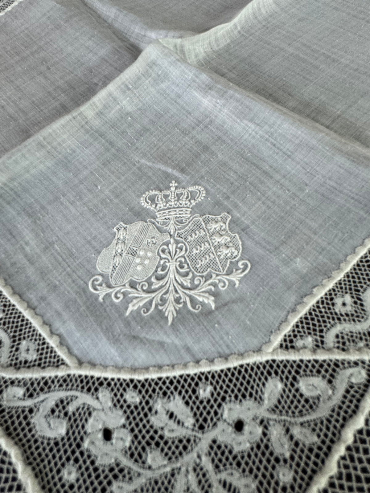 ROYAL Antikes Paar Spitzen-Taschentücher mit Toskana-Württemberg Doppelwappen aus der Aussteuer von Erzherzogin Maria Immakulata, um 1900