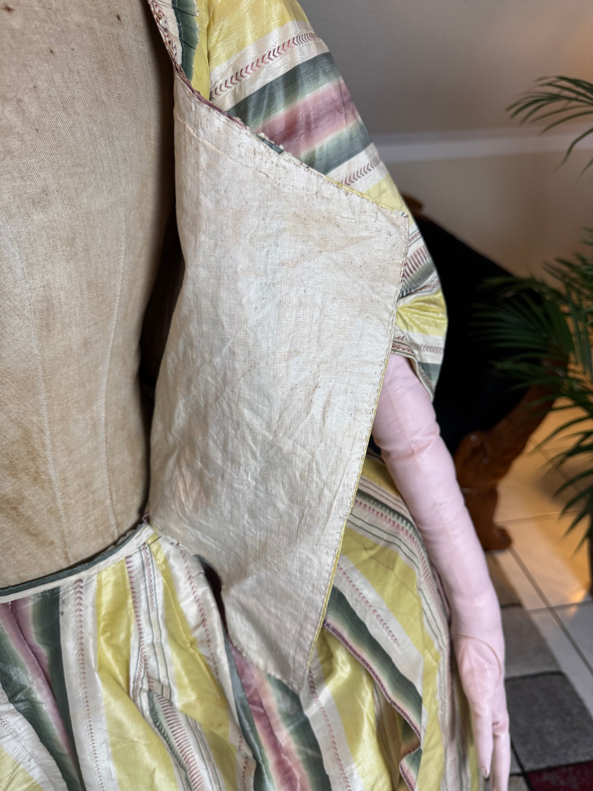 Eine Robe à l’Anglaise aus gelb, grün und pink gestreiftem Seidentaft, ca. 1770