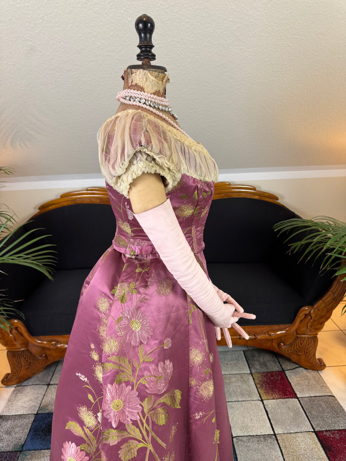 Antikes lilafarbenes Seiden-Ballkleid aus der viktorianischen Ära, ca. 1895