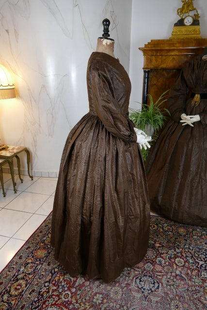 Antike Biedermeier Mutter-Tochter Moiré-Seiden-Nachmittagskleider, 1840er Jahre