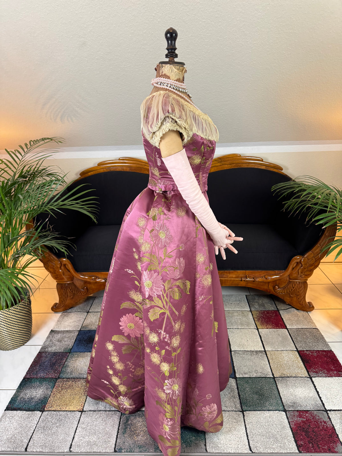 Antikes lilafarbenes Seiden-Ballkleid aus der viktorianischen Ära, ca. 1895