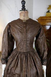 Antike Biedermeier Mutter-Tochter Moiré-Seiden-Nachmittagskleider, 1840er Jahre