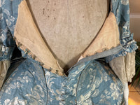Robe à la Française aus blauem und cremefarbenem Seidendamast – authentisches Kleid aus dem 18. Jahrhundert, ca. 1770