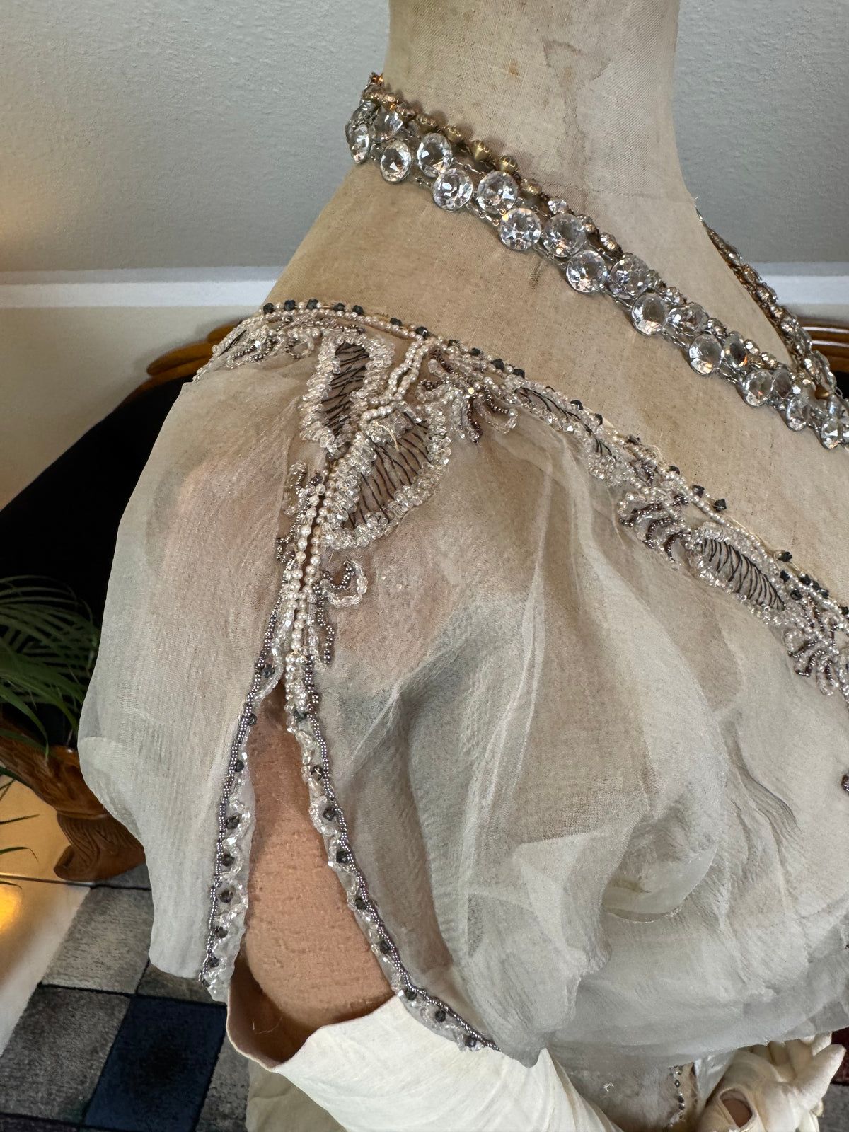 Antikes GUSTAVE BEER Abendkleid – Seidenchiffon &amp; Samt, Paris Couture ca. 1912