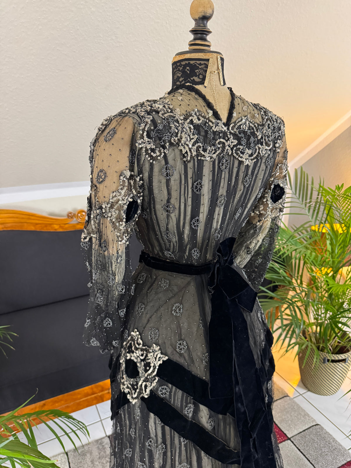 MARC WALTER Außergewöhnliches Abendkleid ca. 1904 – Pariser Couture-Meisterwerk aus Spitze, Tüll und Samt