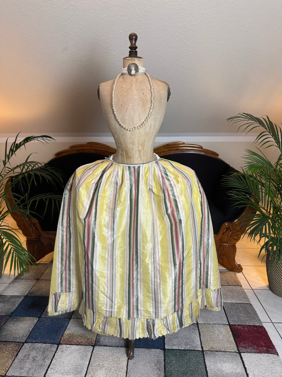 Eine Robe à l’Anglaise aus gelb, grün und pink gestreiftem Seidentaft, ca. 1770