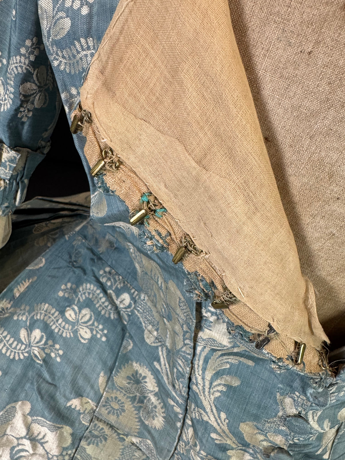 Robe à la Française aus blauem und cremefarbenem Seidendamast – authentisches Kleid aus dem 18. Jahrhundert, ca. 1770