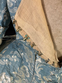 Robe à la Française aus blauem und cremefarbenem Seidendamast – authentisches Kleid aus dem 18. Jahrhundert, ca. 1770