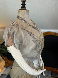 Antikes GUSTAVE BEER Abendkleid – Seidenchiffon &amp; Samt, Paris Couture ca. 1912