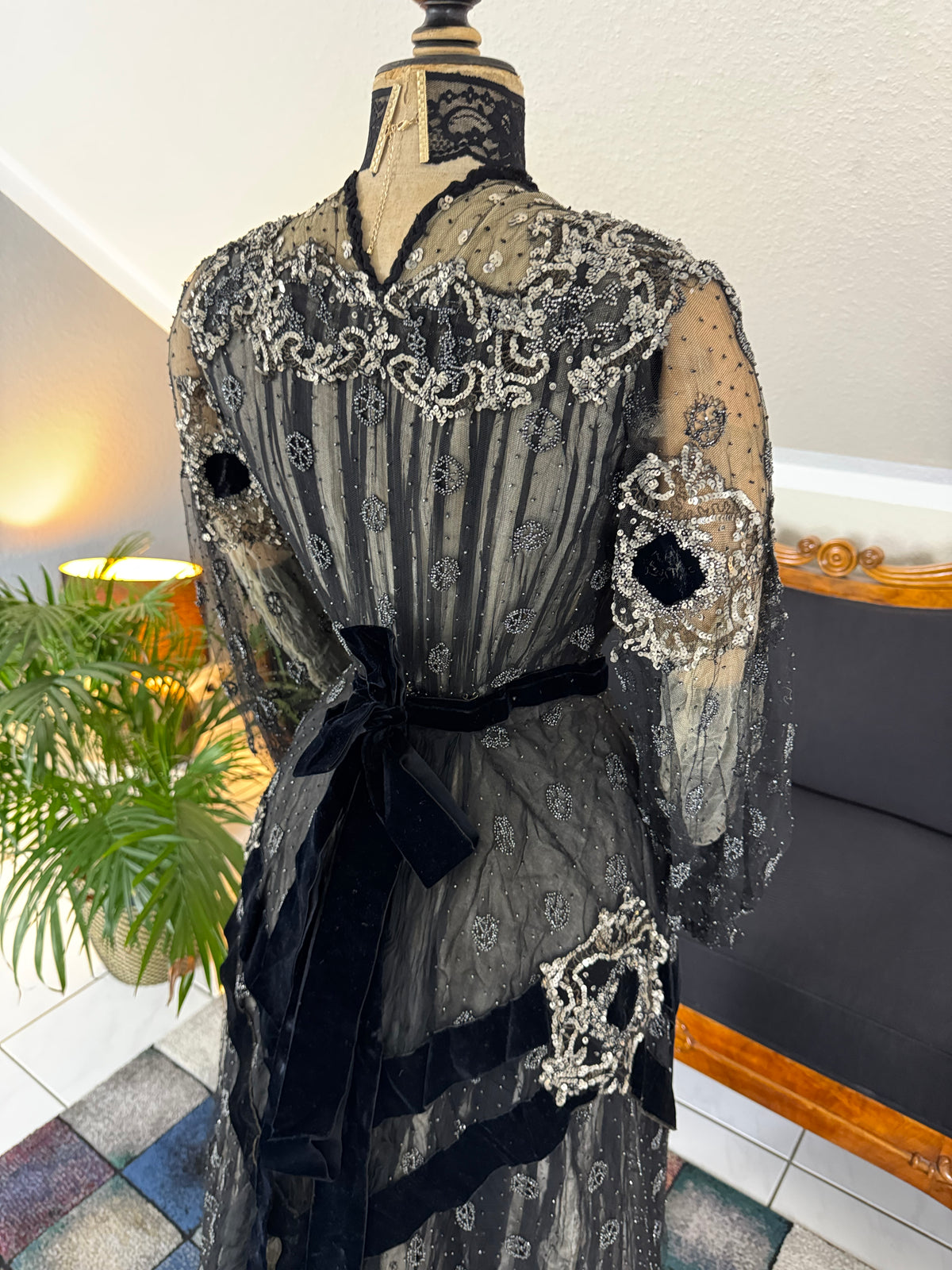 MARC WALTER Außergewöhnliches Abendkleid ca. 1904 – Pariser Couture-Meisterwerk aus Spitze, Tüll und Samt