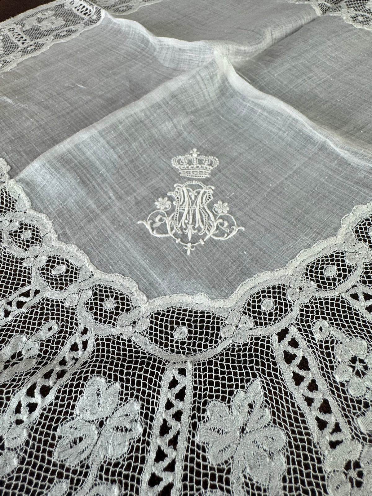 ROYAL Antikes Paar Spitzen-Taschentücher mit Toskana-Württemberg Doppelwappen aus der Aussteuer von Erzherzogin Maria Immakulata, um 1900