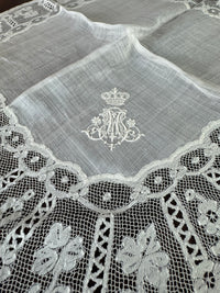 ROYAL Antikes Paar Spitzen-Taschentücher mit Toskana-Württemberg Doppelwappen aus der Aussteuer von Erzherzogin Maria Immakulata, um 1900
