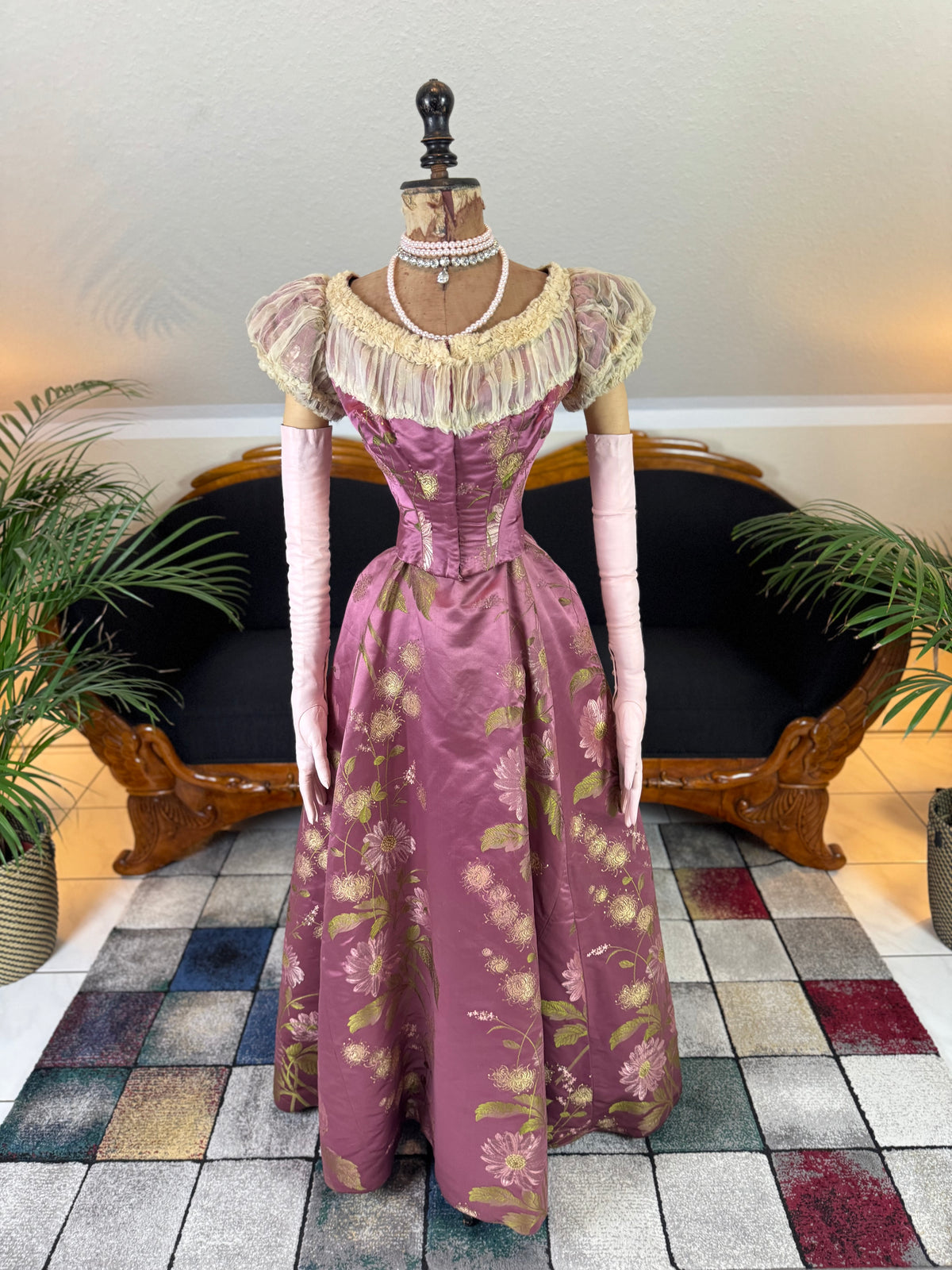 Antikes lilafarbenes Seiden-Ballkleid aus der viktorianischen Ära, ca. 1895