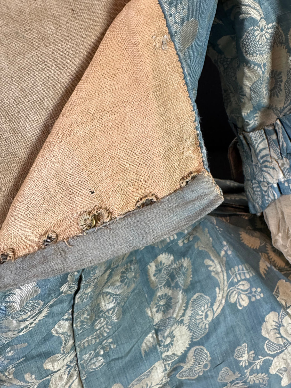 Robe à la Française aus blauem und cremefarbenem Seidendamast – authentisches Kleid aus dem 18. Jahrhundert, ca. 1770
