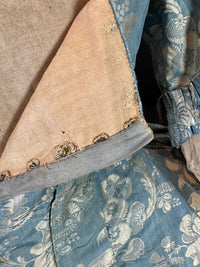 Robe à la Française aus blauem und cremefarbenem Seidendamast – authentisches Kleid aus dem 18. Jahrhundert, ca. 1770