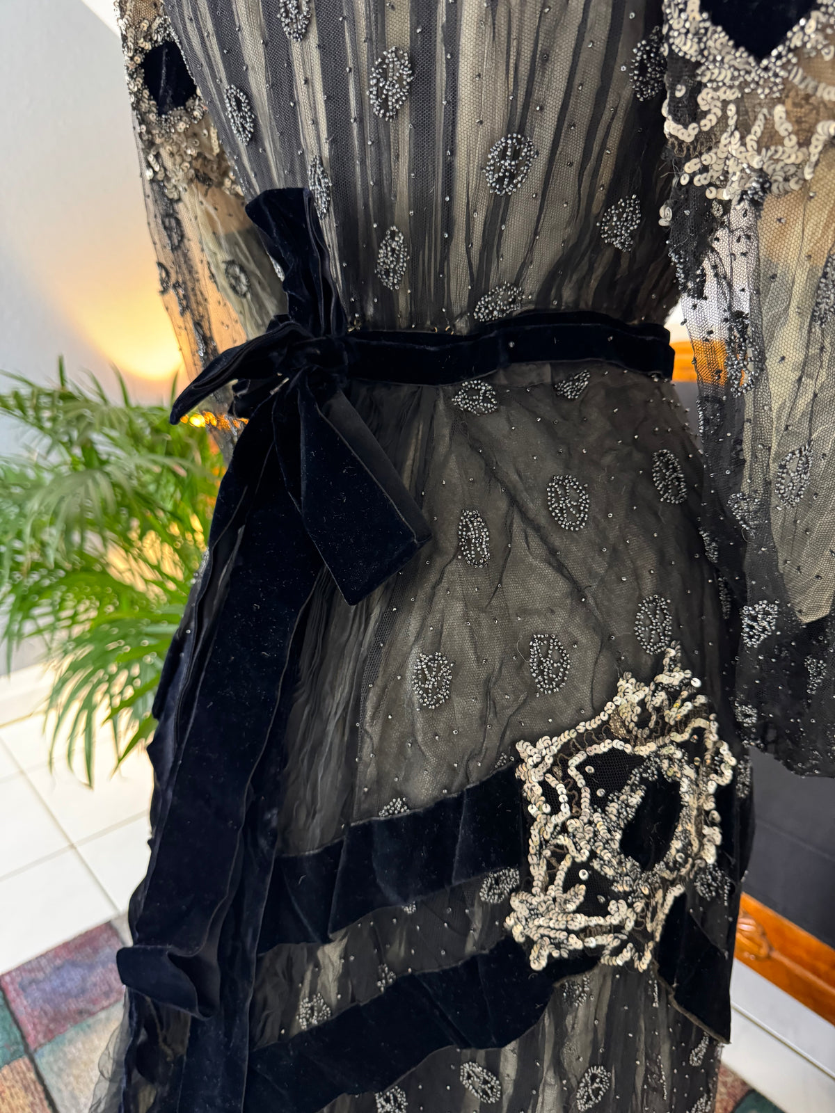MARC WALTER Außergewöhnliches Abendkleid ca. 1904 – Pariser Couture-Meisterwerk aus Spitze, Tüll und Samt
