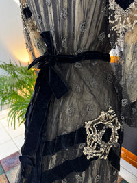MARC WALTER Außergewöhnliches Abendkleid ca. 1904 – Pariser Couture-Meisterwerk aus Spitze, Tüll und Samt