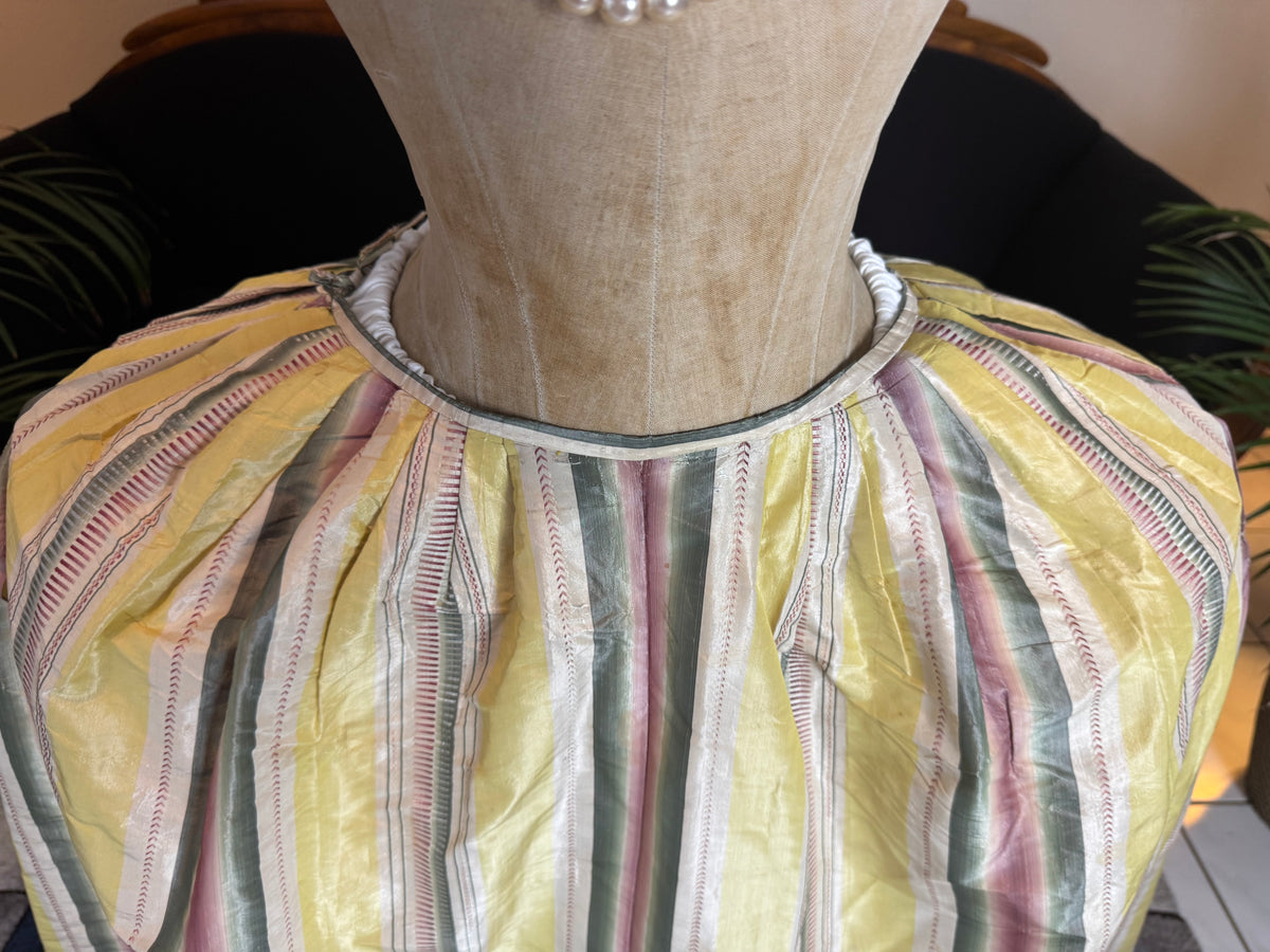 Eine Robe à l’Anglaise aus gelb, grün und pink gestreiftem Seidentaft, ca. 1770
