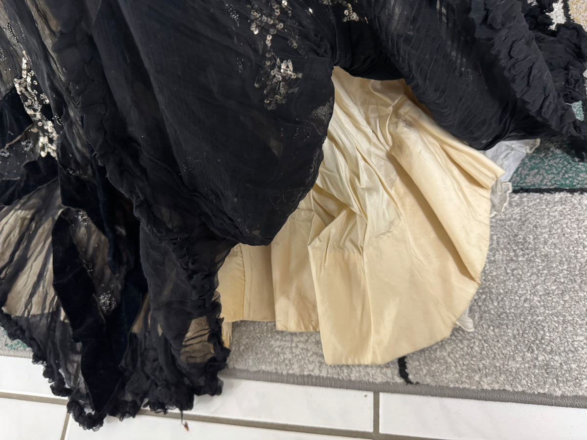 MARC WALTER Außergewöhnliches Abendkleid ca. 1904 – Pariser Couture-Meisterwerk aus Spitze, Tüll und Samt