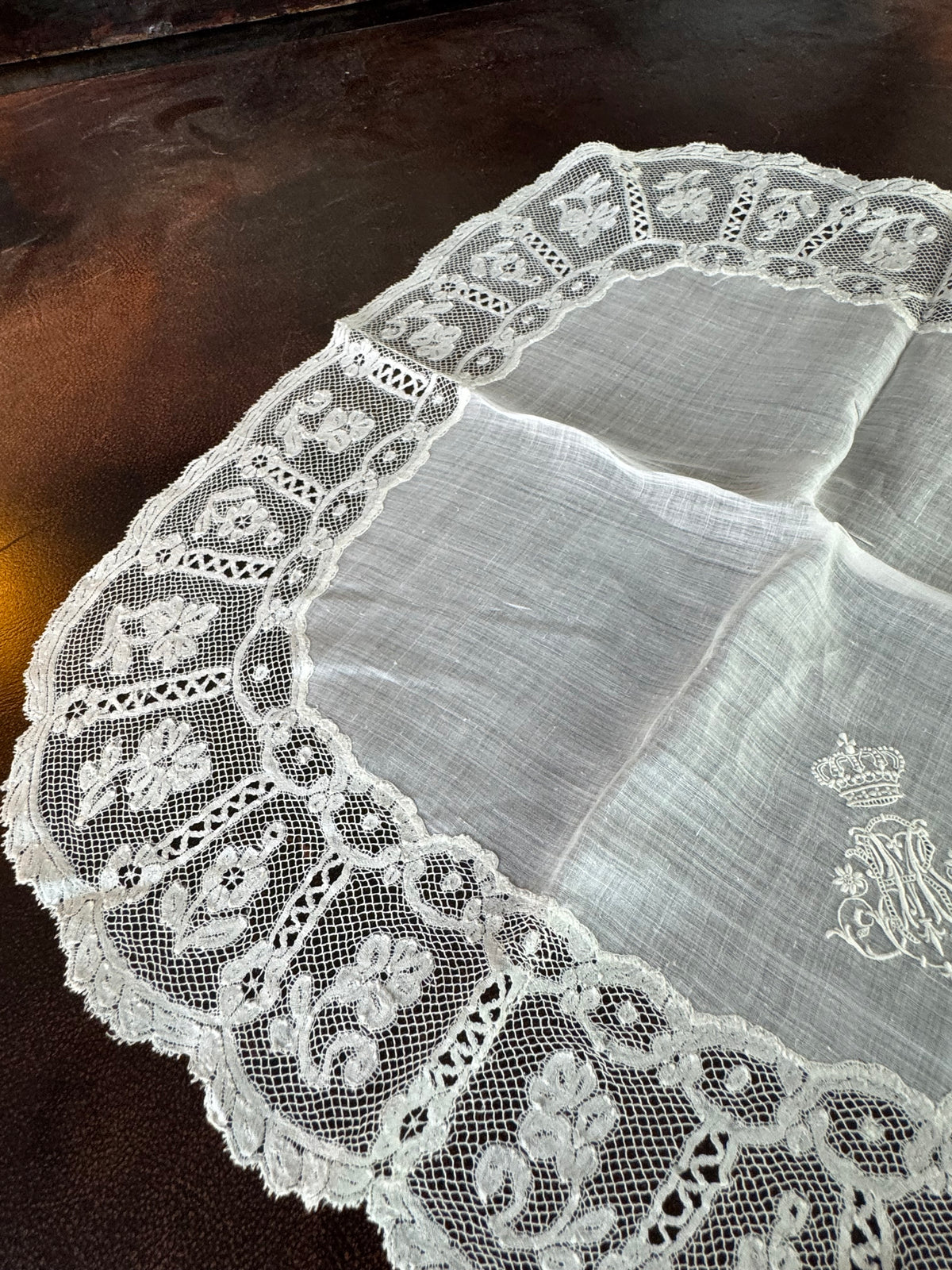 ROYAL Antikes Paar Spitzen-Taschentücher mit Toskana-Württemberg Doppelwappen aus der Aussteuer von Erzherzogin Maria Immakulata, um 1900