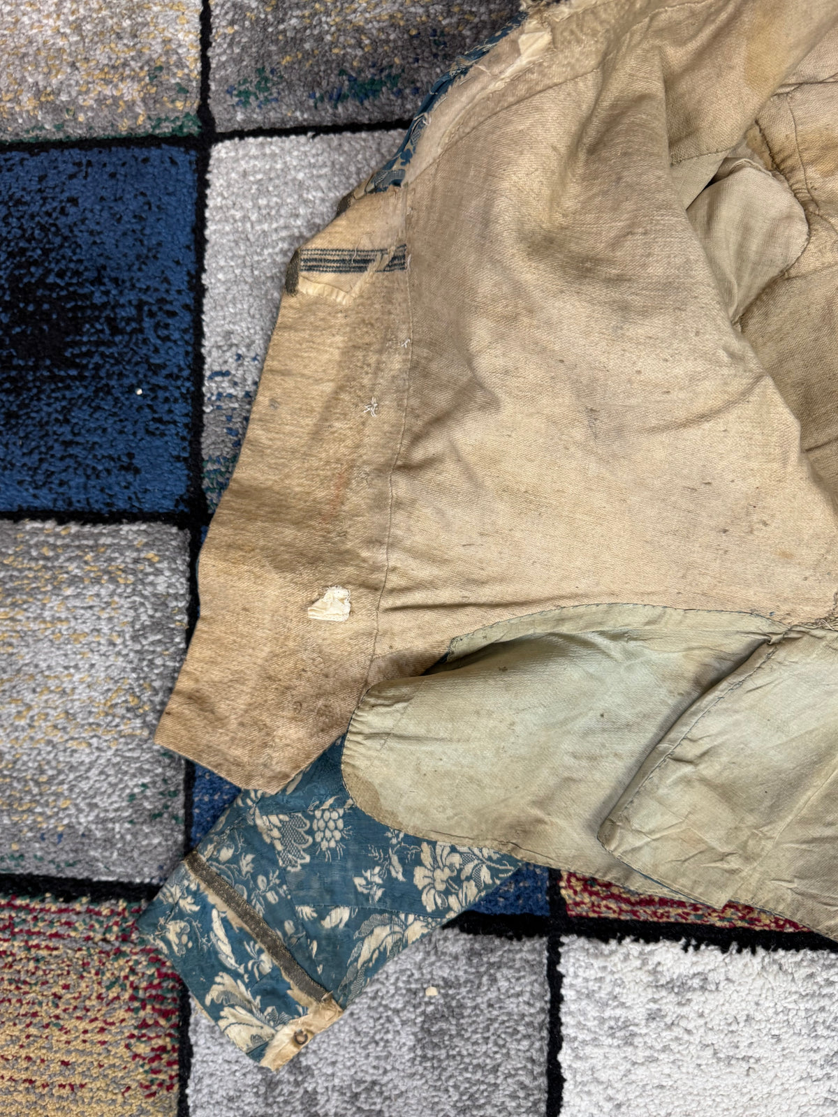 Rokoko Caraco 1750 – Blau-weiß geblümte Seide, Jacke im Reitstil