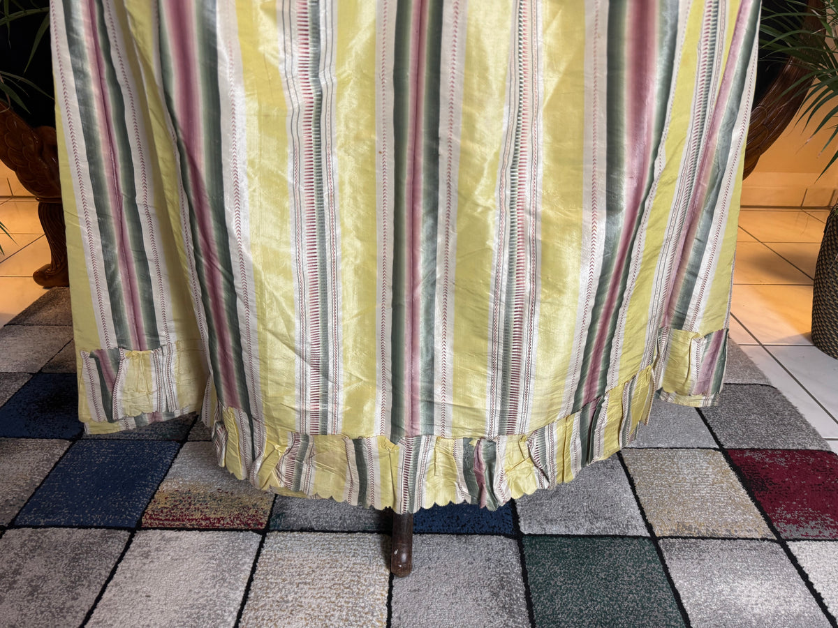 Eine Robe à l’Anglaise aus gelb, grün und pink gestreiftem Seidentaft, ca. 1770
