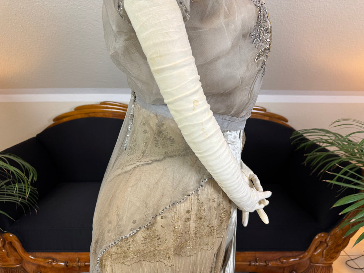 Antikes GUSTAVE BEER Abendkleid – Seidenchiffon &amp; Samt, Paris Couture ca. 1912