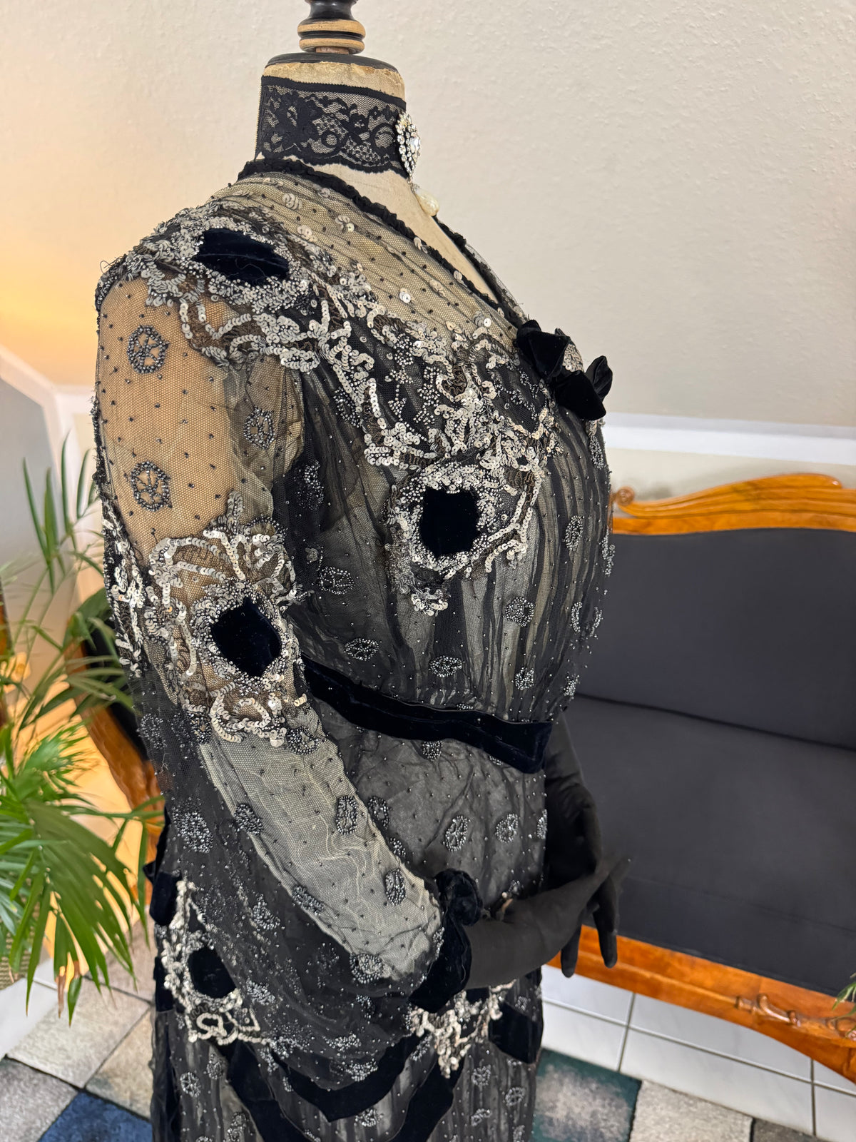 MARC WALTER Außergewöhnliches Abendkleid ca. 1904 – Pariser Couture-Meisterwerk aus Spitze, Tüll und Samt