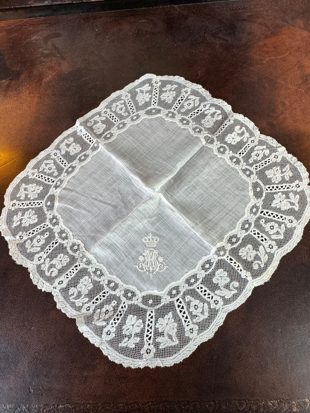 ROYAL Antikes Paar Spitzen-Taschentücher mit Toskana-Württemberg Doppelwappen aus der Aussteuer von Erzherzogin Maria Immakulata, um 1900