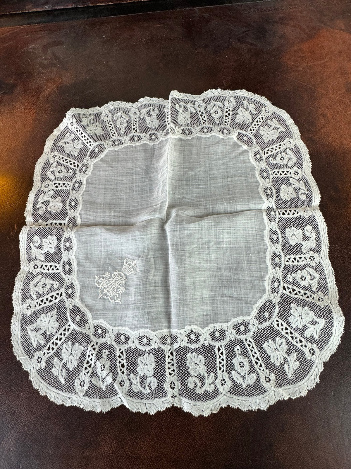ROYAL Antikes Paar Spitzen-Taschentücher mit Toskana-Württemberg Doppelwappen aus der Aussteuer von Erzherzogin Maria Immakulata, um 1900