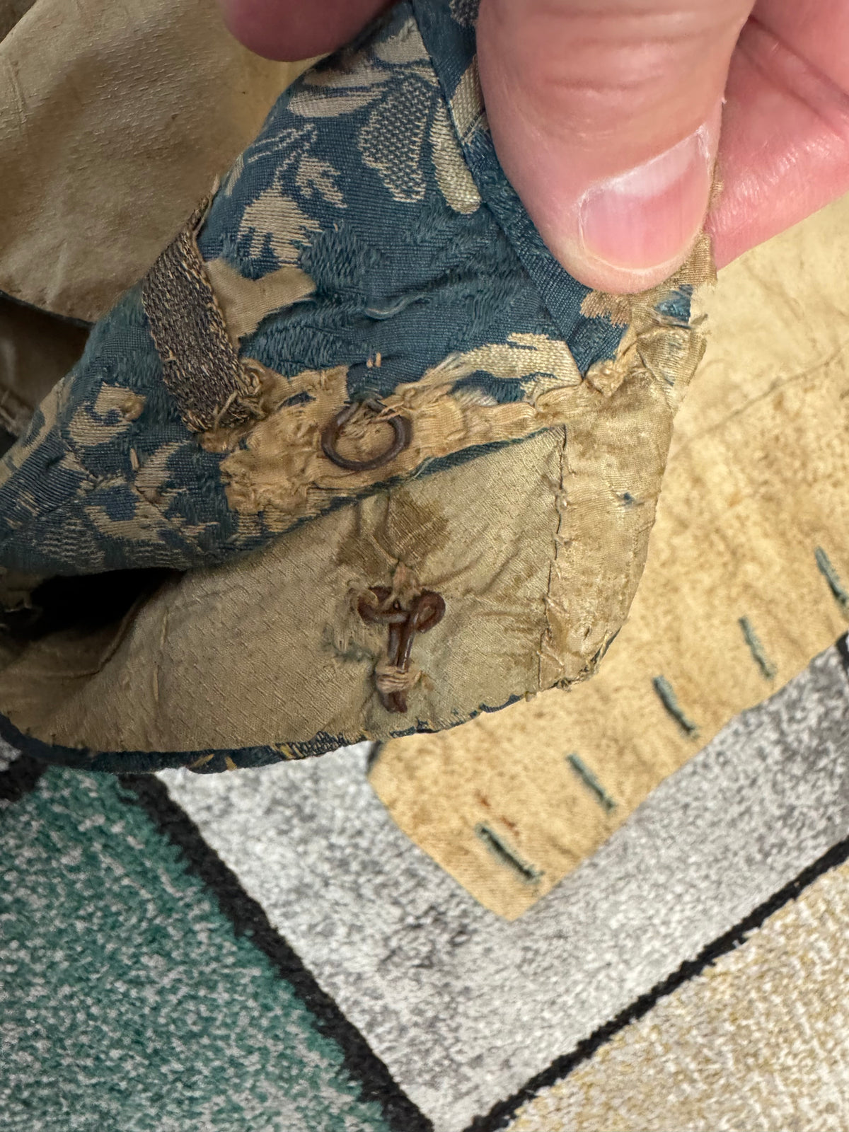 Rokoko Caraco 1750 – Blau-weiß geblümte Seide, Jacke im Reitstil